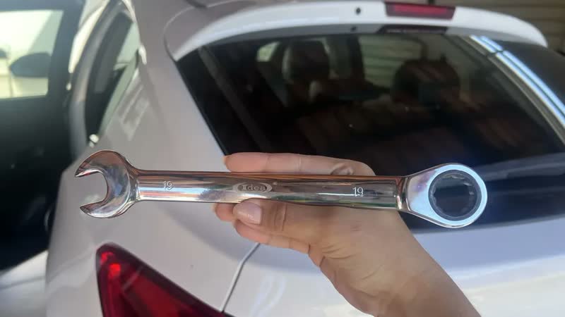 foto de Chave Combinada Catraca 19mm Chrome Vanadium Profissional Cr-V Reversível Oficina Mecânica Automotiva Ferramenta Manual Aço Cromo Vanádio Manutenção Industrial Mecânico Reparo Desmontagem Montagem