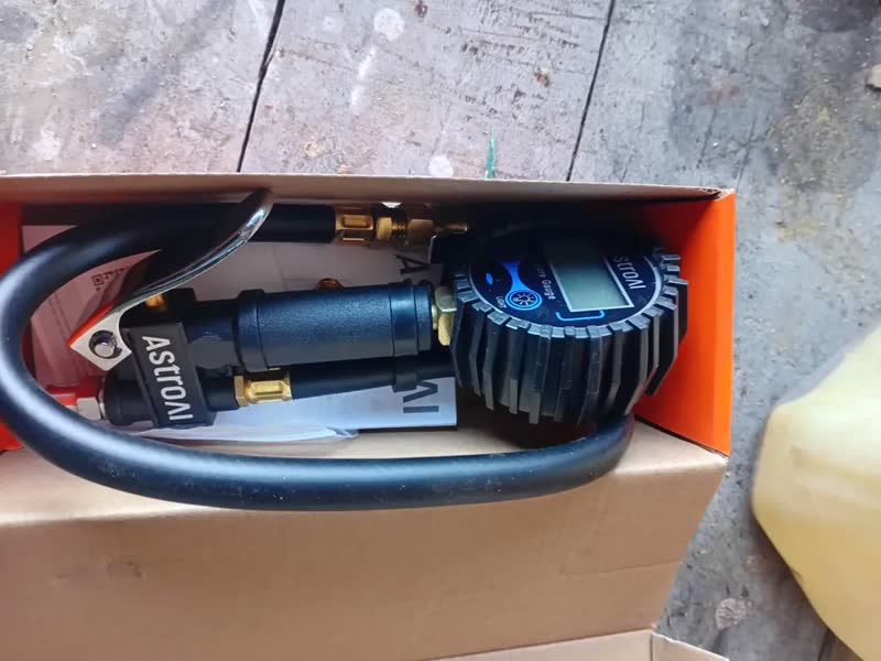 foto de Calibrador de pressao e manometro analógicos Digital pressao ar caminhao vw manômetro 60mm de Pressão de Pneu com Inflador AstroAI (3-250PSI, Resolução de Display 0.1),Mangueira de Ar