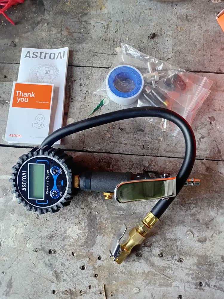 foto de Calibrador de pressao e manometro analógicos Digital pressao ar caminhao vw manômetro 60mm de Pressão de Pneu com Inflador AstroAI (3-250PSI, Resolução de Display 0.1),Mangueira de Ar