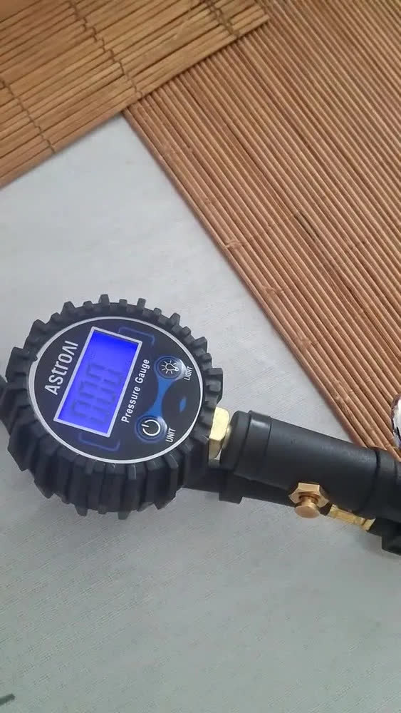 foto de Calibrador de pressao e manometro analógicos Digital pressao ar caminhao vw manômetro 60mm de Pressão de Pneu com Inflador AstroAI (3-250PSI, Resolução de Display 0.1),Mangueira de Ar