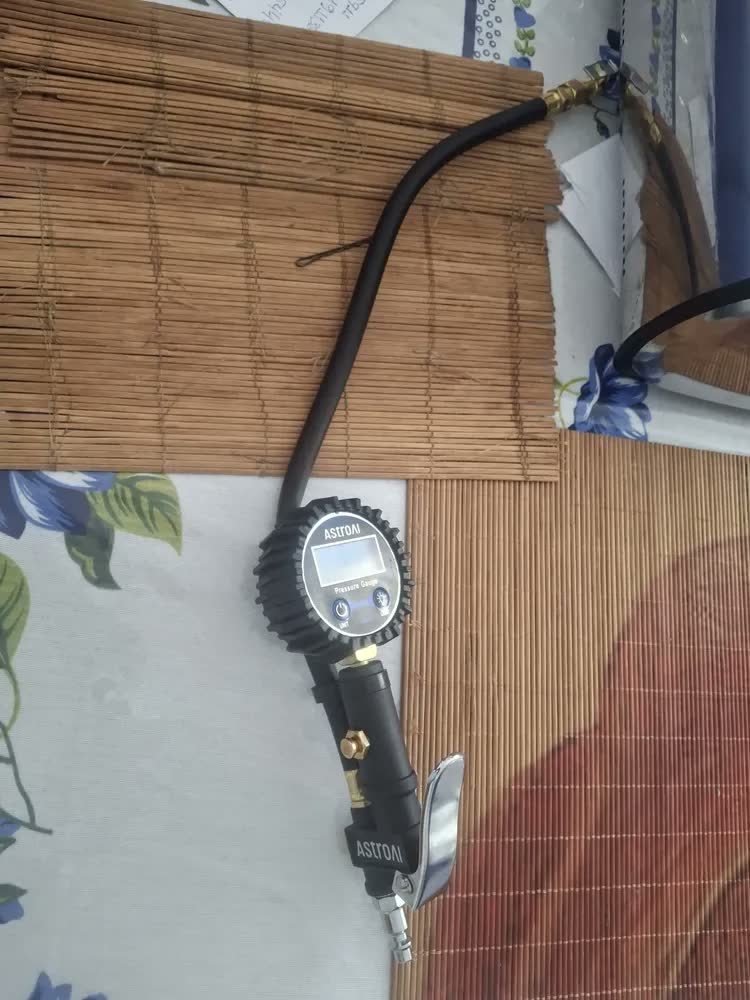 foto de Calibrador de pressao e manometro analógicos Digital pressao ar caminhao vw manômetro 60mm de Pressão de Pneu com Inflador AstroAI (3-250PSI, Resolução de Display 0.1),Mangueira de Ar