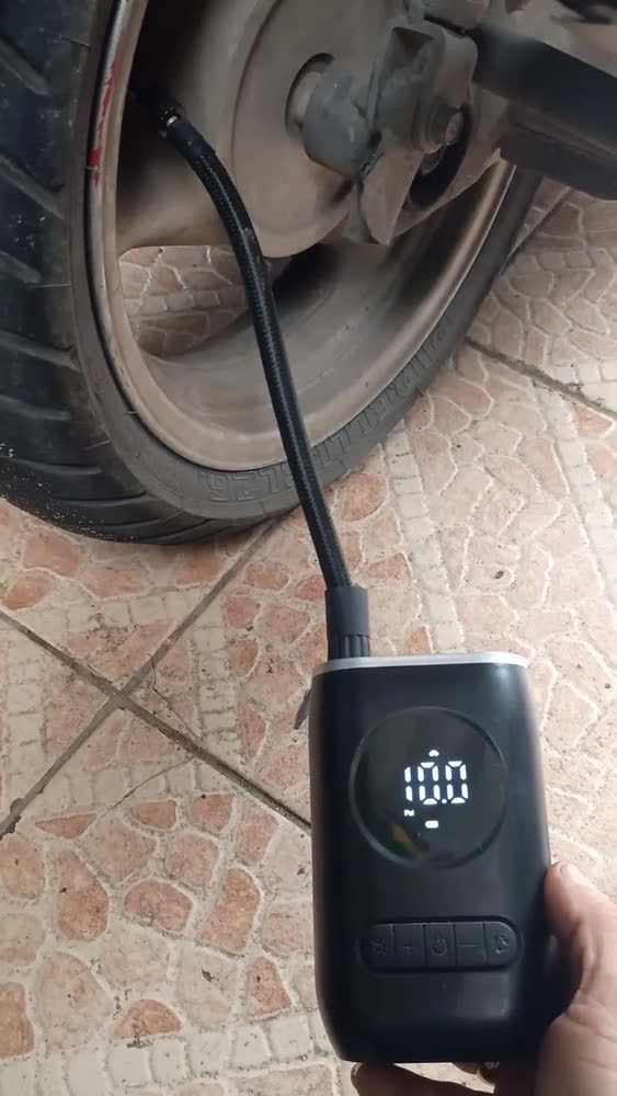 foto de Mini Compressor De Ar Portátil Carro Moto Bicicleta Preto Monofásica