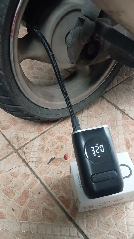 foto de Mini Compressor De Ar Portátil Carro Moto Bicicleta Preto Monofásica