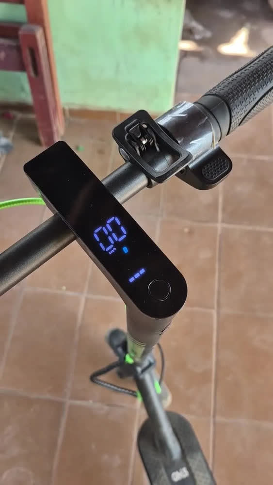 foto de GM5 P1 Max Patinete Elétrico Adulto, 400W Scooter Elétrica, Autonomia 28km, Bateria 10.4Ah, Velocidade Máx 25km/h, Pneu 10 Inch, App Bluetooth, Freio a Disco, Carga 120kg, Bolsa De Brinde