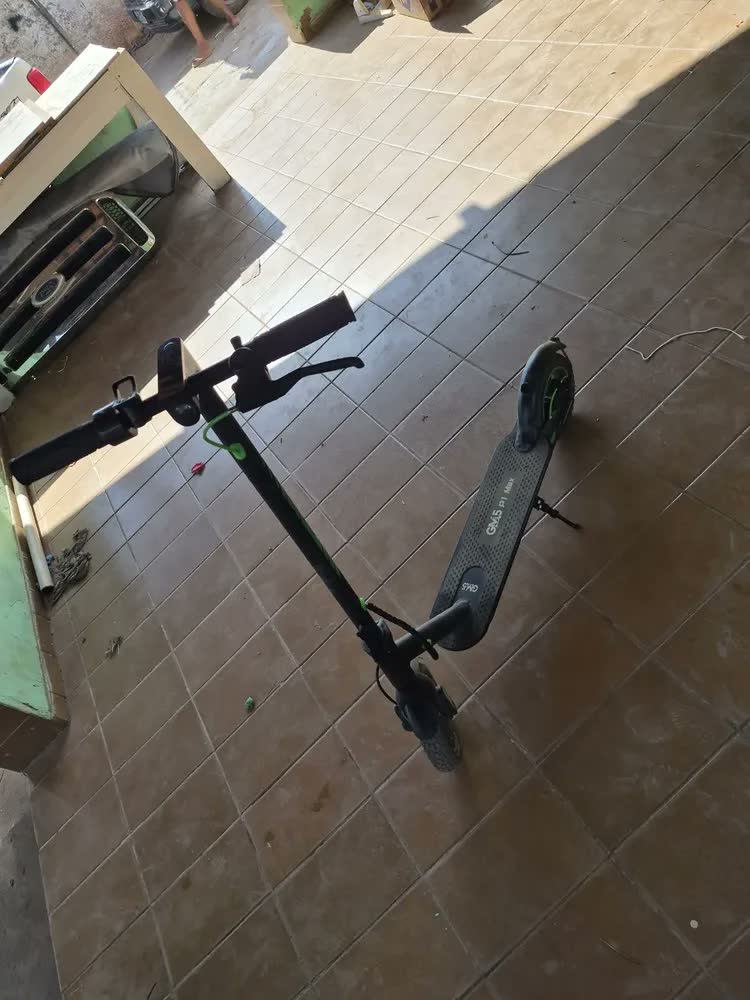foto de GM5 P1 Max Patinete Elétrico Adulto, 400W Scooter Elétrica, Autonomia 28km, Bateria 10.4Ah, Velocidade Máx 25km/h, Pneu 10 Inch, App Bluetooth, Freio a Disco, Carga 120kg, Bolsa De Brinde