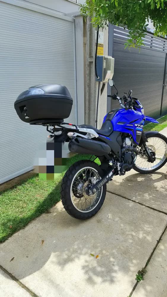 foto de Baú Bauleto Moto Givi Monolock 45 Litros 2 Capacetes Cor Fumê