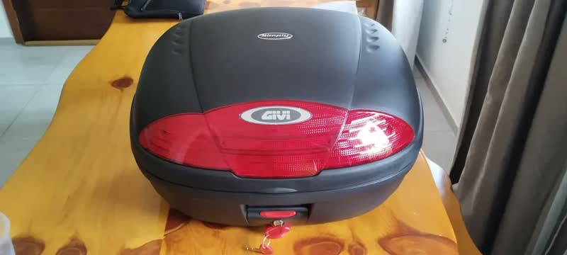 foto de Baú Bauleto Moto Givi Monolock 45 Litros 2 Capacetes Cor Fumê