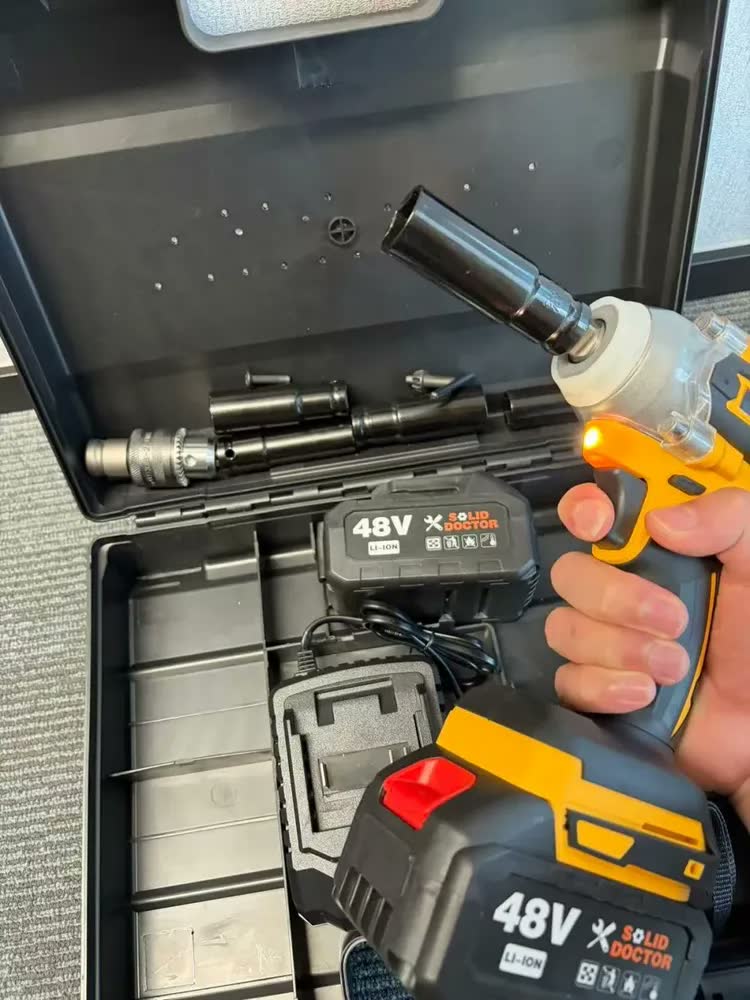 foto de Chave de impacto sem escova 48V 2 em 1 com adaptador, duas baterias e acessórios para caixa de ferramentas incluídos