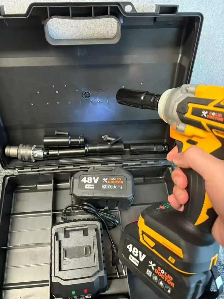 foto de Chave de impacto sem escova 48V 2 em 1 com adaptador, duas baterias e acessórios para caixa de ferramentas incluídos