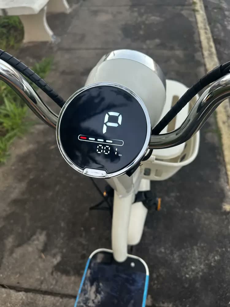foto de Bicicleta elétrica adulto motor 1200W, autonomia 90-100km bateria lítio, NFC duplo, freios a tambor e amortecedores de mola dianteiro/traseiro, retrovisor, banco traseiro, excelente para subir ladeira
