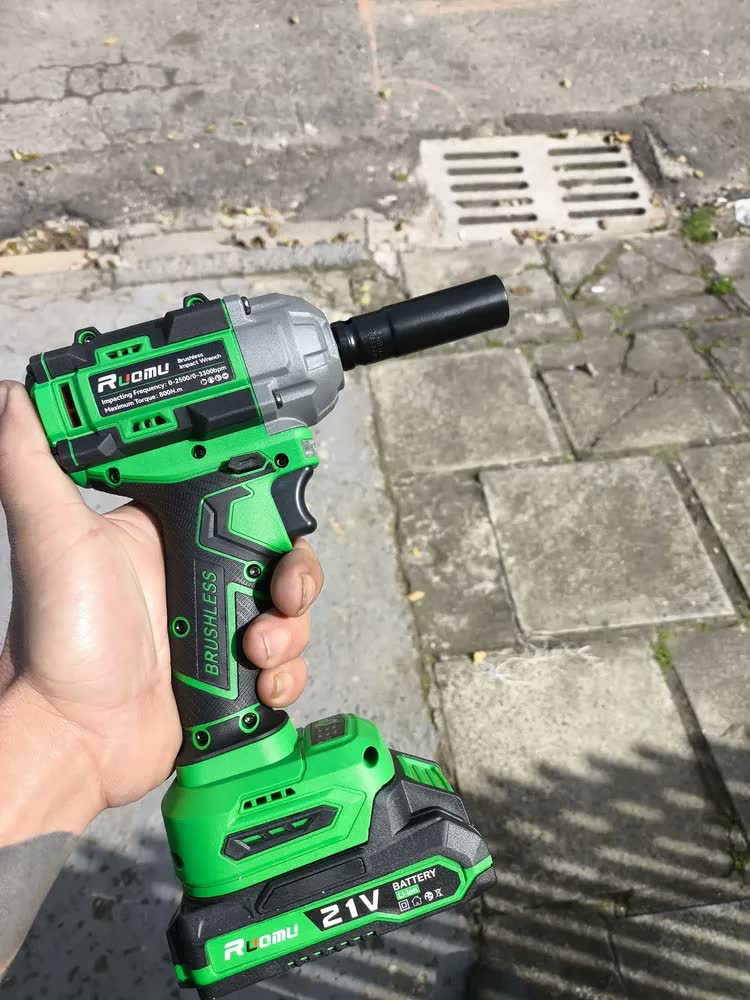 foto de Chave De Impacto 800N Brushless Parafusadeira Furadeira Profissional 2 Baterias