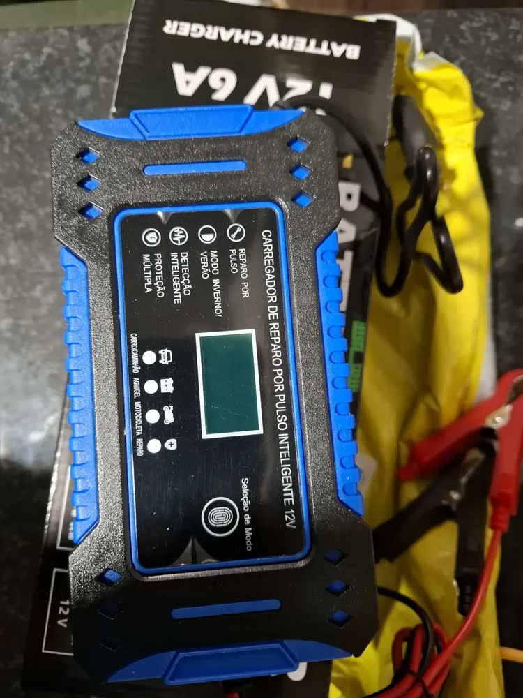 foto de aweshine Carregador inteligente de bateria automotivo 12V portátil, para carro, moto, caminhão e bateria estacionária verde