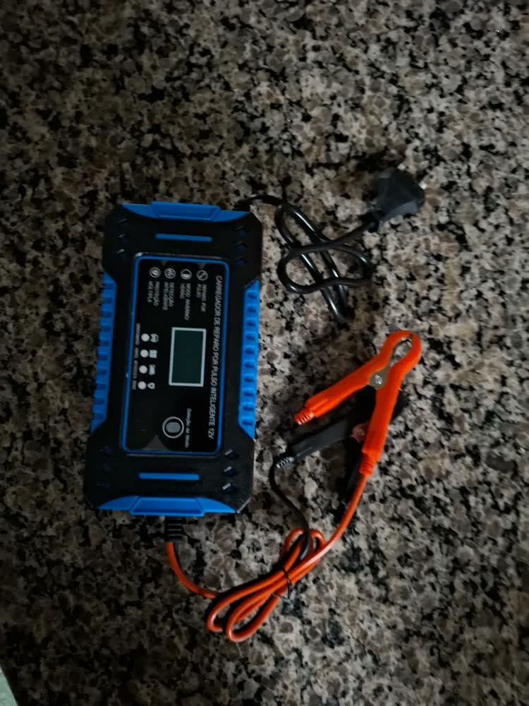 foto de aweshine Carregador inteligente de bateria automotivo 12V portátil, para carro, moto, caminhão e bateria estacionária verde